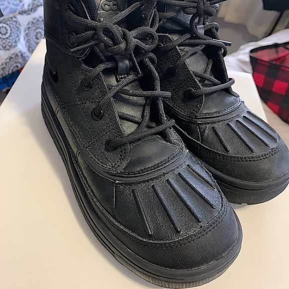 Nike acg boots like new used once or twice - Picture 1 of 3